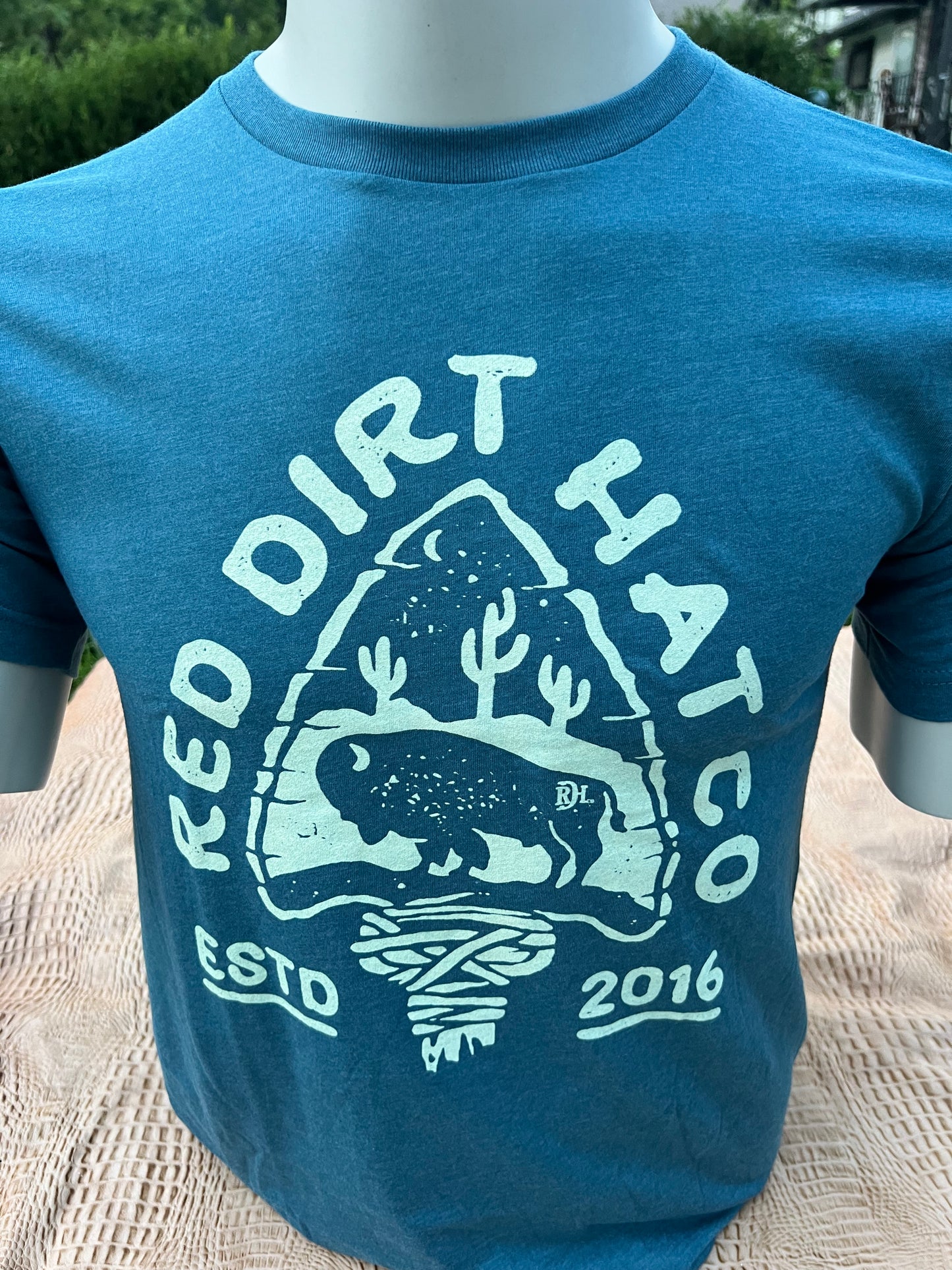 Red dirt arrowhead tee